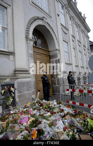 Copenhague, Danemark. 25 novembre. 2015. Présente à l'ambassade française de la police après l'attaque terroriste de Paris personnes déposent des fleurs et venez visiter l'ambassade française à Copenhague, Danemark. Crédit : François doyen/Alamy Live News Banque D'Images