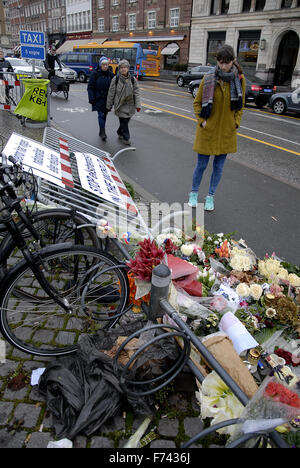 Copenhague, Danemark. 25 novembre. 2015. Présente à l'ambassade française de la police après l'attaque terroriste de Paris personnes déposent des fleurs et venez visiter l'ambassade française à Copenhague, Danemark. Crédit : François doyen/Alamy Live News Banque D'Images