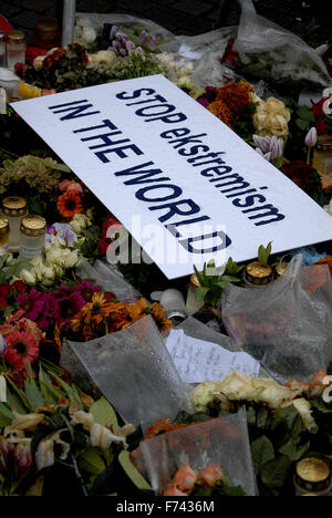 Copenhague, Danemark. 25 novembre. 2015. Présente à l'ambassade française de la police après l'attaque terroriste de Paris personnes déposent des fleurs et venez visiter l'ambassade française à Copenhague, Danemark. Crédit : François doyen/Alamy Live News Banque D'Images