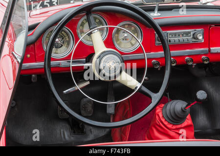 Parme, Italie - Avril 2015 : Retro Vintage Alfa Romeo Giulietta Voiture siège conducteur et planche de bord Banque D'Images