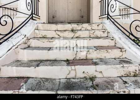 Sttone escalier extérieur avec garde-corps décoratifs en fer forgé menant à un bâtiment de Christiansted, Sainte Croix, Îles Vierges des États-Unis. USVI, U.S.V.I. Banque D'Images