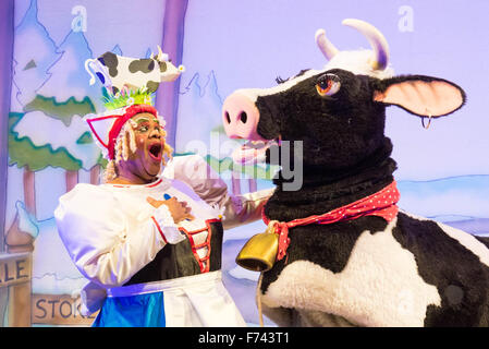 Hackney Empire Theatre, Londres, le 25 novembre 2015. Hackney Empire présente Jack et le haricot magique que leur pantomime de Noël 2015. Les plus célèbres de Londres sera la vedette panto Hackney Empire's propre Olivier nommé dame Clive Rowe comme Dame Daisy Trott, Olivier Garde du corps-et-actrice Debbie Kurup comme Jack et Hackney Panto propose de Kat B comme Bonhomme de neige. Sur la photo : Clive Rowe comme Dame Daisy Trott avec gc. Crédit : Paul Davey/Alamy Live News Banque D'Images