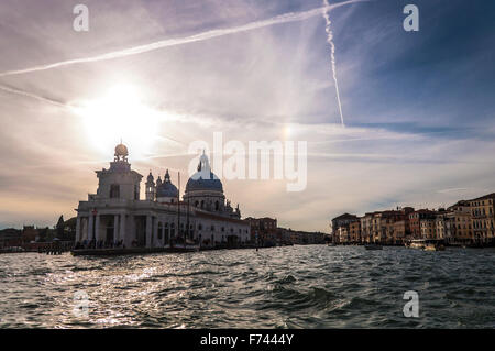 Venise, Italie. Grand Canal, salut et l'Ancienne Douane, à gauche. Banque D'Images