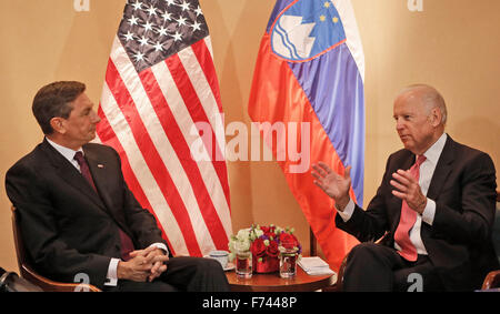 (151125) -- ZAGREB, le 25 novembre 2015 (Xinhua) -- Le Vice-président américain Joe Biden (R) rencontre avec le Président slovène Borut Pahor avant d Brdo-Brijuni sommet à Zagreb, Croatie, 25 novembre, 2015. En tant qu'invité, Biden a assisté au sommet des pays des Balkans occidentaux réunissant des chefs de l'ancien pays yougoslave et l'Albanie. (Xinhua/HINA-AFP/POOL)(l'azp) Banque D'Images