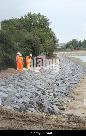 La construction d'une défense de la marée d'eau de mer au bord de l'eau dans la région de Portsmouth, Angleterre, 9 septembre Banque D'Images