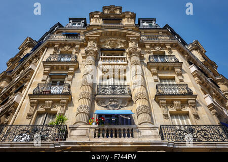 Paris : l'architecture façade haussmannienne et ornements dans le 12e arrondissement, rive droite Banque D'Images