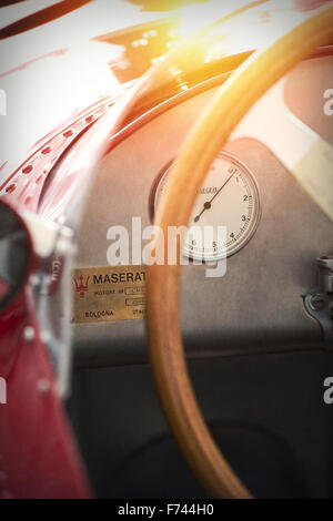 1954 Maserati 250F Grand Prix racing voiture volant et tableau de bord. La lumière du soleil filtre appliqué Vintage Banque D'Images