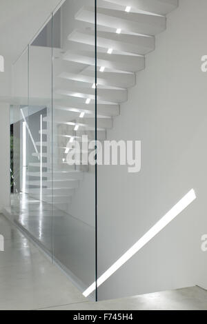 Escalier moderne en verre cased maison blanche, Israël, Moyen Orient Banque D'Images