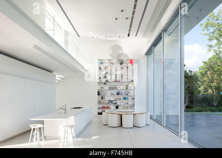 Salle à manger et coin cuisine avec étagères dans la maison blanche moderne, Israël, Moyen Orient Banque D'Images