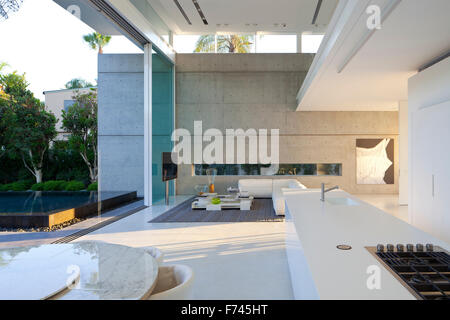 Salon/salle à manger moderne dans maison blanche, Israël, Moyen Orient Banque D'Images