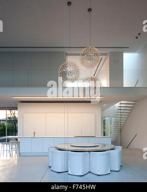 Intérieur hauteur double salle à manger moderne dans la maison blanche, Israël, Moyen Orient Banque D'Images