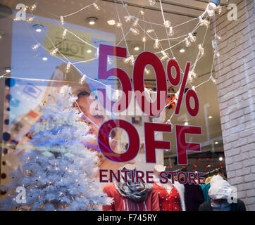 L'Aeropostale store à New York propose un pré-Noël, Vendredi Noir pré-vente de 50 pour cent, vu le vendredi, Novembre 20, 2015. (© Richard B. Levine) Banque D'Images