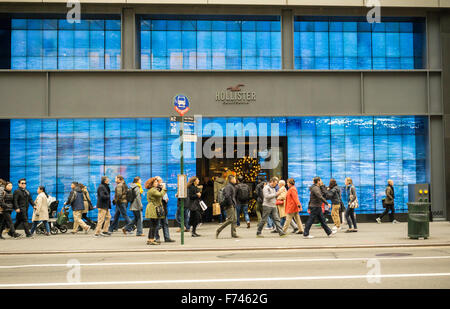 Les clients passent devant l'affichage numérique montrant l'océan Pacifique à un magasin Hollister, une marque de Abercrombie & Fitch, , décorée pour Noël, sur la Cinquième Avenue à New York le dimanche, Novembre 22, 2015. (© Richard B. Levine) Banque D'Images