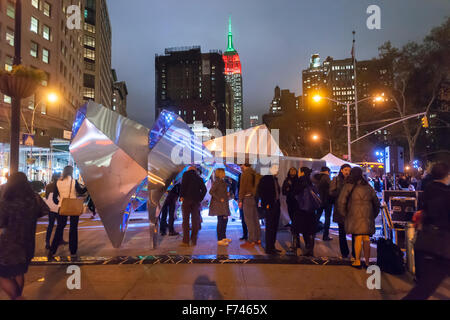 Les visiteurs de Flatiron Plaza à New York le mercredi, Novembre 18, 2015 interagir avec 'Nova' créé par SOFTLab. L'installation de Noël est l'élément central de la 4e édition des "23 jours de Cheer Flatiron' avec des ventes et des activités visant à promouvoir les entreprises de la région. 'Nova' à l'aide de matériaux optiques crée un kaléidoscope à l'échelle humaine, et elle est l'étoile du Nord pour le district. (© Richard B. Levine) Banque D'Images