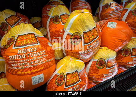 Trader Joe's house les dindons de la marque en vente dans un supermarché Trader Joe's à New York le Mardi, Novembre 17, 2015. Malgré le fait que beaucoup de dindes sont étiquetés sans cage, jeunes et sans hormones ajouté le USDA exige que toutes les dindes être élevé sans hormones, elles sont toujours de jeunes (ils n'ont jamais vivre assez longtemps pour être un vieil oiseau) et toutes les dindes sont soulevées sans cage. (© Richard B. Levine) Banque D'Images