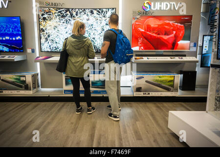 Parcourir les clients Samsung 4K Haute Définition ultra plat dans un magasin d'électronique Best Buy à Union Square à New York, le vendredi, Novembre 13, 2015. Le coût des téléviseurs 4K a baissé de façon marquée cette année les rendant la grande espérance de détaillants comme le point chaud vacances. (© Richard B. Levine) Banque D'Images