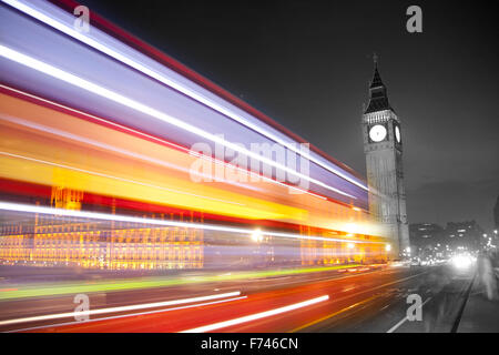 London bus rouge avec le flou en passant Big Ben et des chambres du Parlement de Westminster Bridge London England UK Banque D'Images