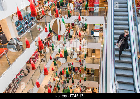 Londres, Royaume-Uni. 25 novembre, 2015. John Lewis est en humeur de fête qu'Oxford street prépare ses offres à prix réduit pour le Black Friday. Crédit : Guy Bell/Alamy Live News Banque D'Images