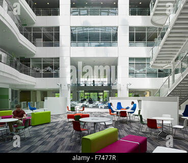 Atrium lounge avec coin de campus Microsoft, Thames Valley Park, Reading, England, UK Banque D'Images