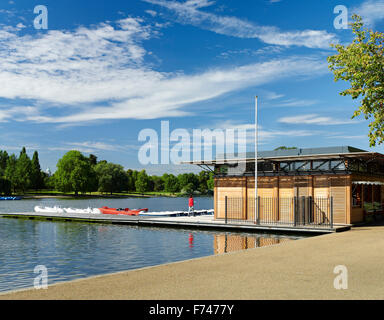 Pédalos amarrés sur jetée à la Serpentine Boathouse, Hyde Park, London, England, UK Banque D'Images