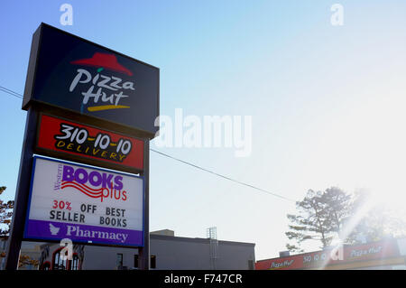 Un Pizza Hut affiche à l'extérieur une sélection de boutiques à London, Ontario au Canada. Banque D'Images