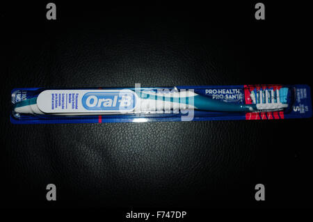 Une brosse à dents Oral B dans son emballage' photographié sur un fond noir. Banque D'Images