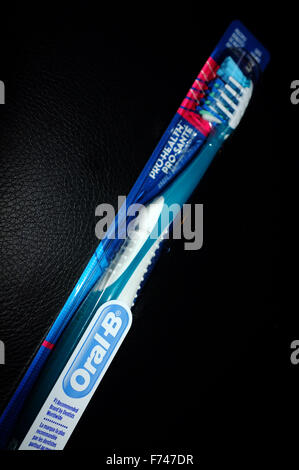 Une brosse à dents Oral B dans son emballage' photographié sur un fond noir. Banque D'Images