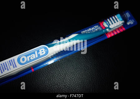 Une brosse à dents Oral B dans son emballage' photographié sur un fond noir. Banque D'Images