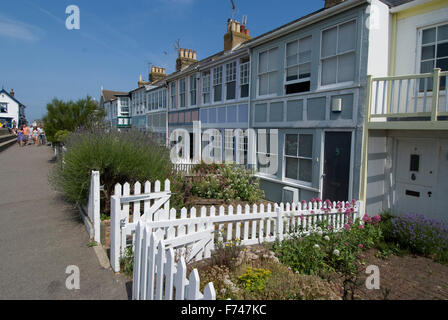 Palissades blanches en face de vacances maisons au bord de l'eau, Whitstable, Kent, Angleterre Banque D'Images