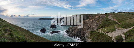 Belle image de landcape Bedruthan Steps sur la côte de Cornwall en Angleterre Banque D'Images