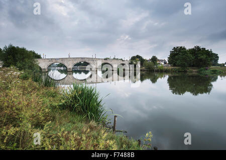 Matin Chertsey paysage Pont sur la Tamise à Londres Banque D'Images