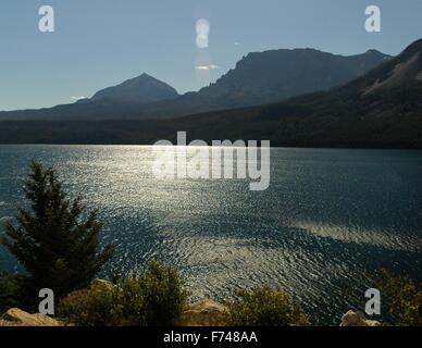 Belles montagnes derrière un lac dans le Glacier National Park, Montana. Banque D'Images