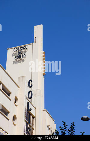 Le prestigieux théâtre Coliseu do Porto, Portugal et sa rationalisation et son architecture Art déco moderne - Porto, Portugal. Banque D'Images