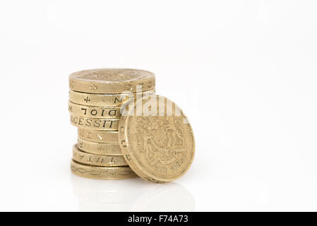Une livre sterling britannique coins isolé sur un fond blanc avec copie espace et de réflexion Banque D'Images