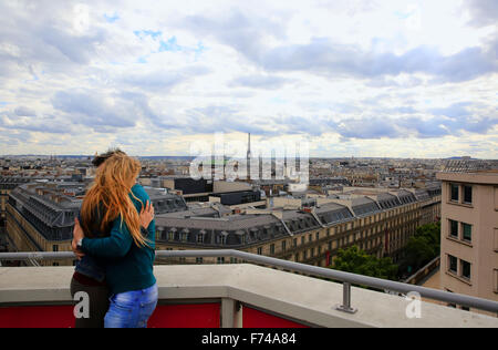 Couple hugging on l'arrière-plan Paris Banque D'Images