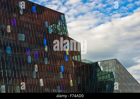 Harpa concert hall à port de Reykjavik au début de la matinée, l'Islande Banque D'Images