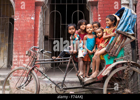 DHAKA, BANGLADESH 17 novembre : les enfants de la rue, jouer en face de l'ancien bâtiment dans de vieux Dhaka le 17 novembre 2015. Old Dhaka est un terme utilisé pour faire référence à la vieille ville de Dhaka, la capitale du Bangladesh moderne. Elle a été fondée en 1608 comme Jahangir Nagar, la capitale du Bengale de Mughal. Banque D'Images