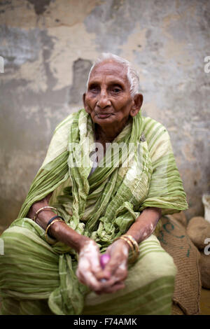 DHAKA, BANGLADESH 17 Novembre : Portrait d'une femme autour de 95 ans ols dans Old Dhaka le 17 novembre 2015. Old Dhaka est un terme utilisé pour faire référence à la vieille ville de Dhaka, la capitale du Bangladesh moderne. Elle a été fondée en 1608 comme Jahangir Nagar, la capitale du Bengale de Mughal. Banque D'Images