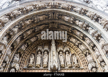 Portal sur l'entrée principale de Notre Dame du Sablon (église Notre Dame du Sablon), Bruxelles Banque D'Images