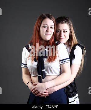 Deux adolescentes en costume japonais Banque D'Images