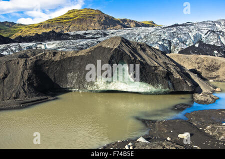 Glacier de Vatnajokull couvert de cendre volcanique est en train de fondre Banque D'Images