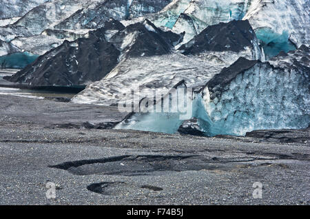 Glacier de Vatnajokull détail couvert de cendre volcanique est en train de fondre Banque D'Images