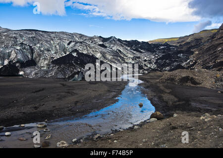 Glacier de Vatnajokull couvert de cendre volcanique est en train de fondre Banque D'Images