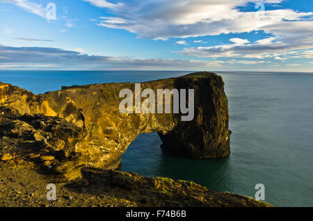 Dyrholaey roche à la côte sud de l'Islande Banque D'Images