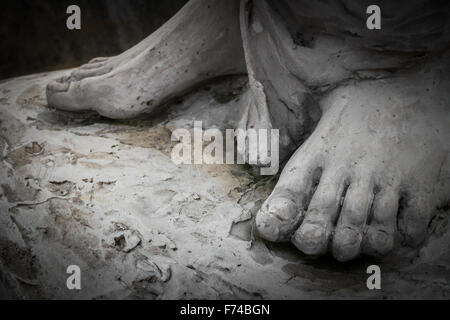 Détail d'une statue en marbre, représentant le pied du Christ souffrant Banque D'Images