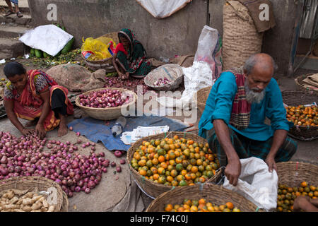 DHAKA, BANGLADESH 17 Novembre : Les gens dans un magasin de gros en Vieux Dhaka le 17 novembre 2015. Old Dhaka est un terme utilisé pour faire référence à la vieille ville de Dhaka, la capitale du Bangladesh moderne. Elle a été fondée en 1608 comme Jahangir Nagar, la capitale du Bengale de Mughal. Banque D'Images