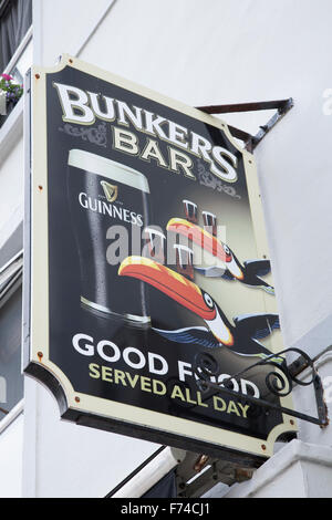 Bunkers Bar et pub panneau ; Killorglin ; County Kerry, Ireland Banque D'Images