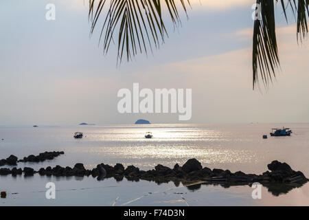 Coucher du soleil sur l'eau de l'île Tioman Banque D'Images