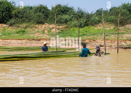 Les pêcheurs sur la rive du lac ton le Sap Banque D'Images