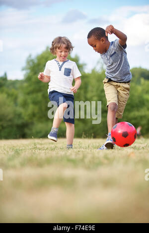 Deux enfants jouent au soccer et de s'amuser ensemble Banque D'Images